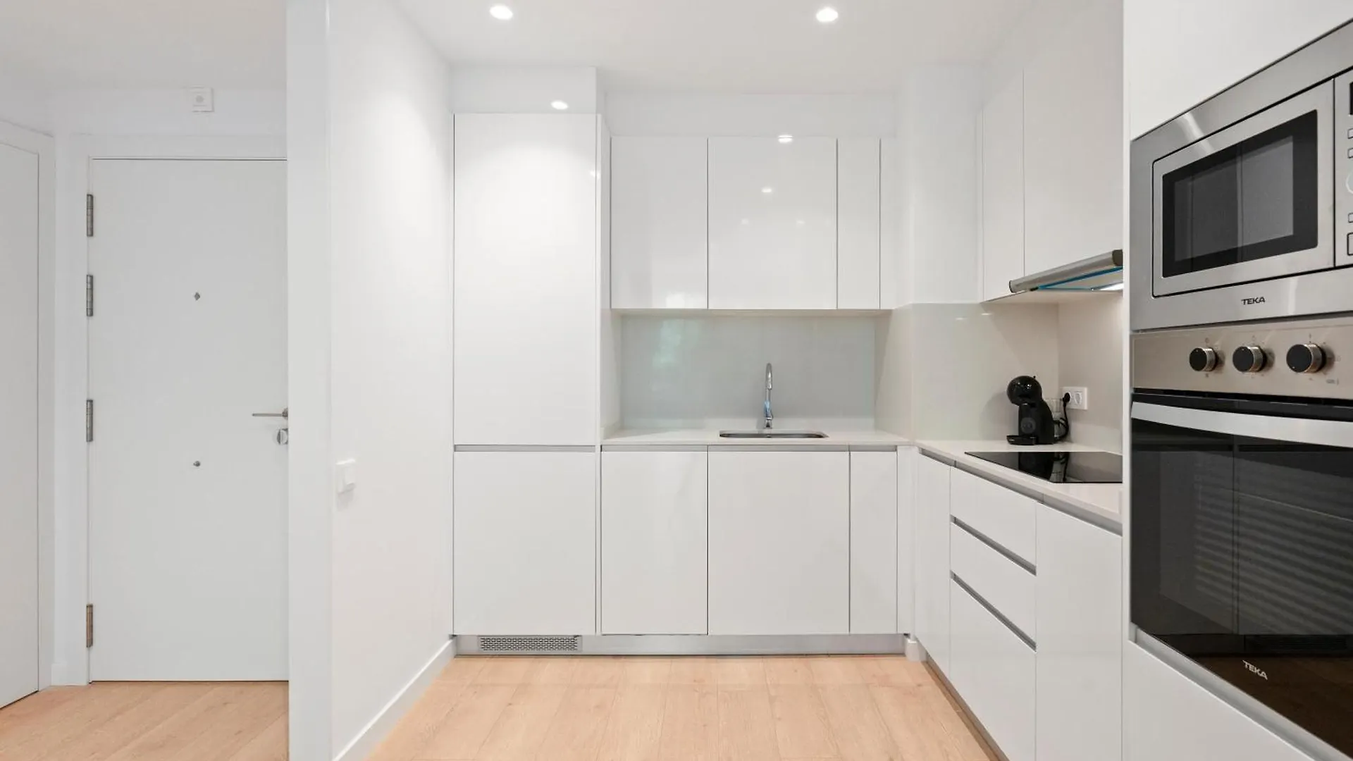 Modern Oasis 1Br With Rooftop Pools & Parking 巴塞罗那