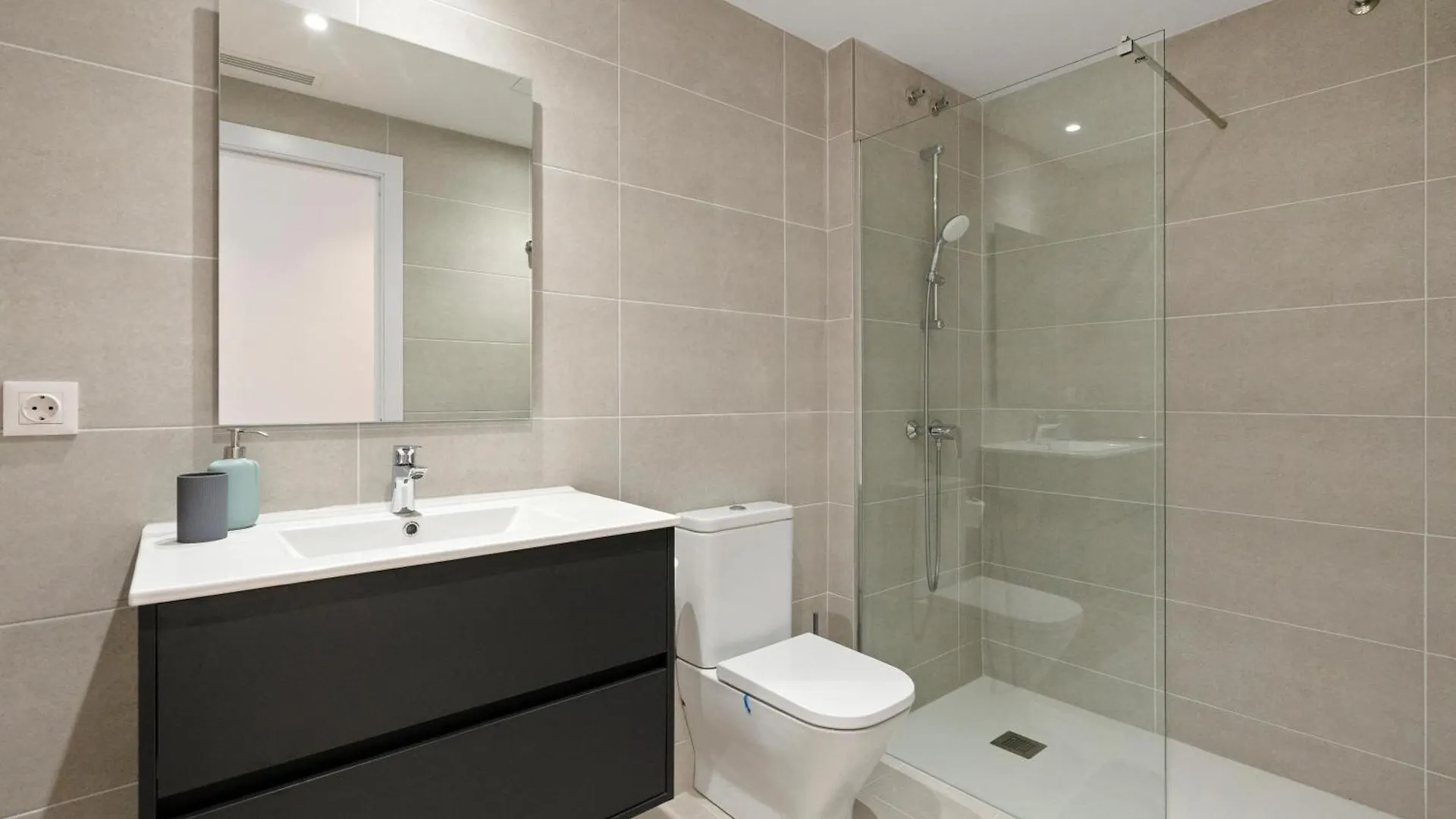 Modern Oasis 1Br With Rooftop Pools & Parking 巴塞罗那 0*,
