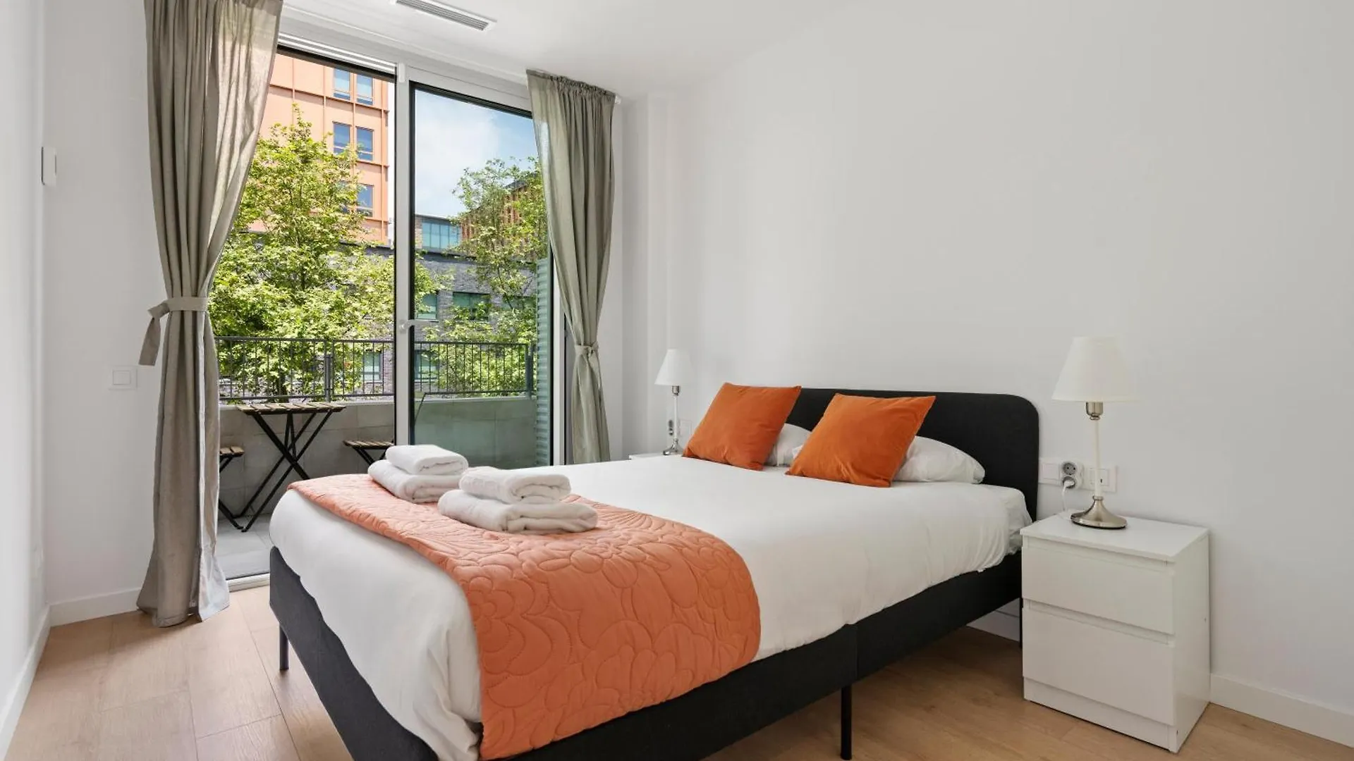 Modern Oasis 1Br With Rooftop Pools & Parking 巴塞罗那 公寓
